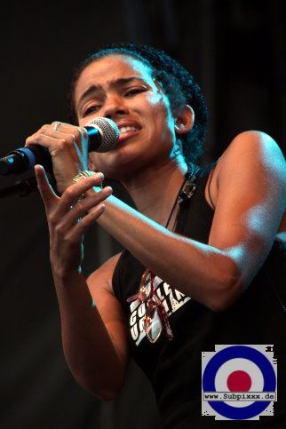 Nneka (NGR) 25. Summer Jam Festival - Fuehlinger See, Koeln - Red Stage 02. Juli 2010 (11).JPG